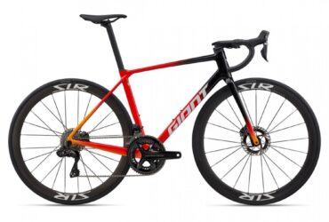 2026 Giant TCR Advanced Pro Road Bike (MONKEYCYCLESHOP)