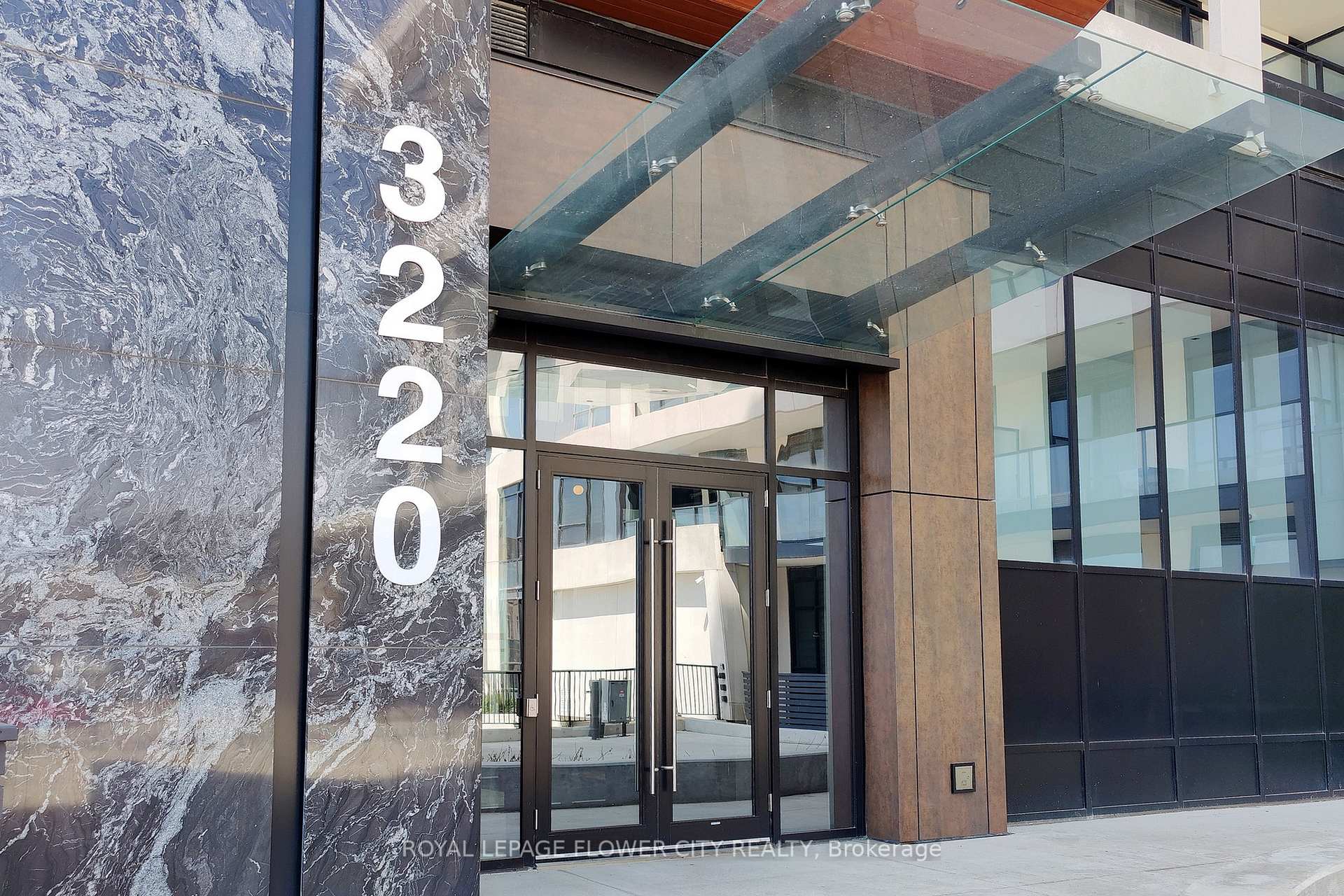 Modern 2 Bed Condo Apartment in Oakville Prime Area