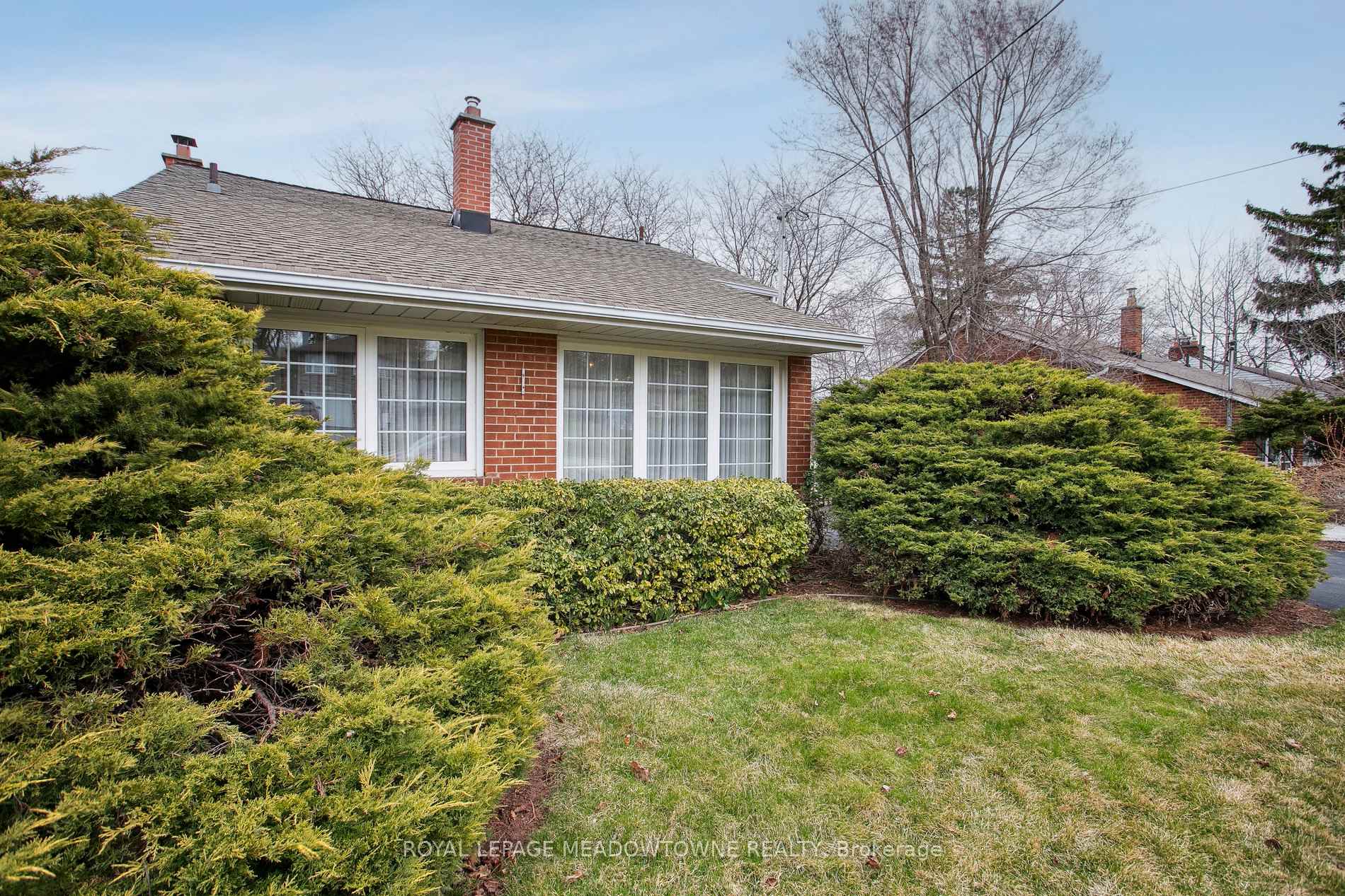 Spacious 4 Bedroom Detached Backsplit in Streetsville Mississauga