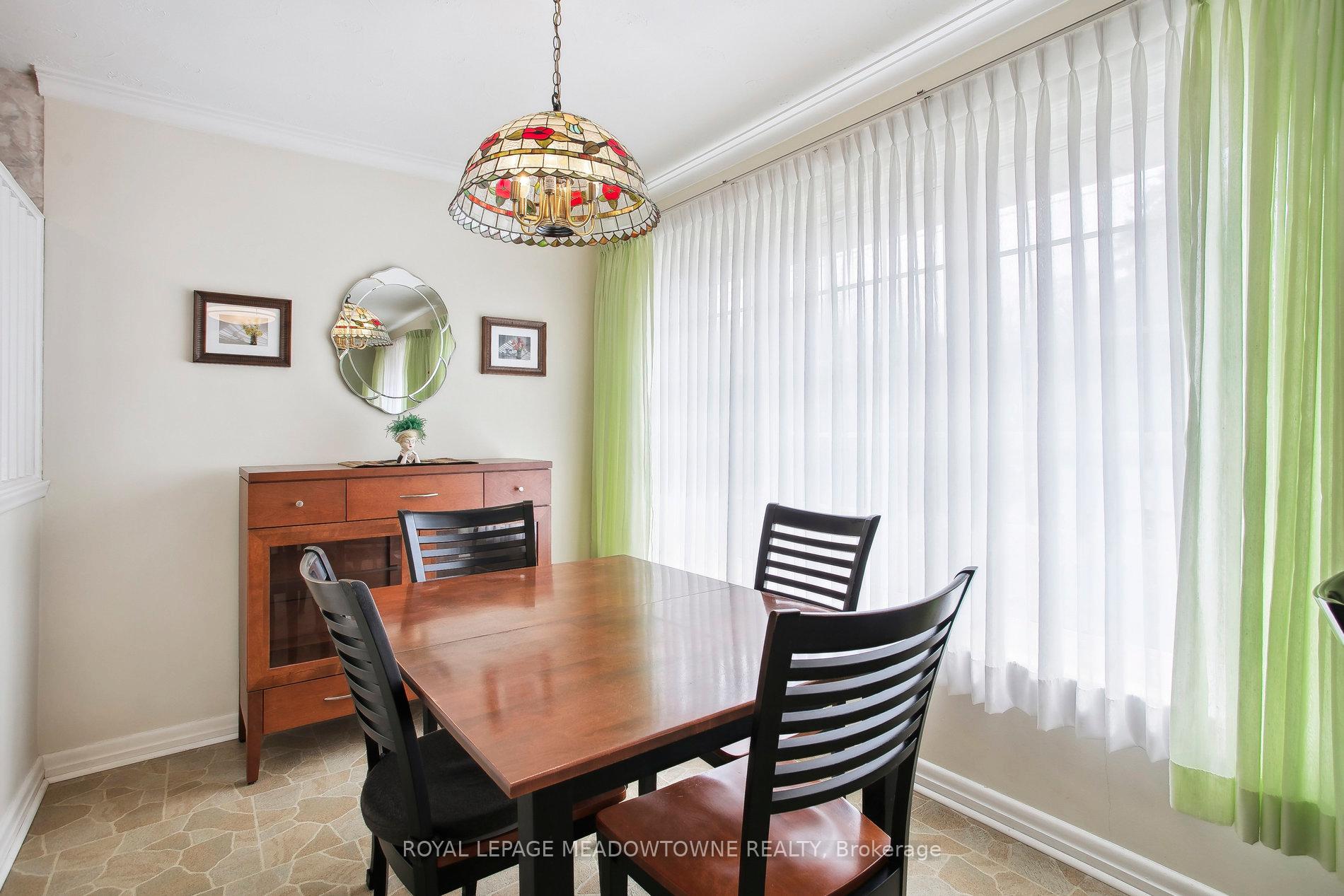 Spacious 4 Bedroom Detached Backsplit in Streetsville Mississauga