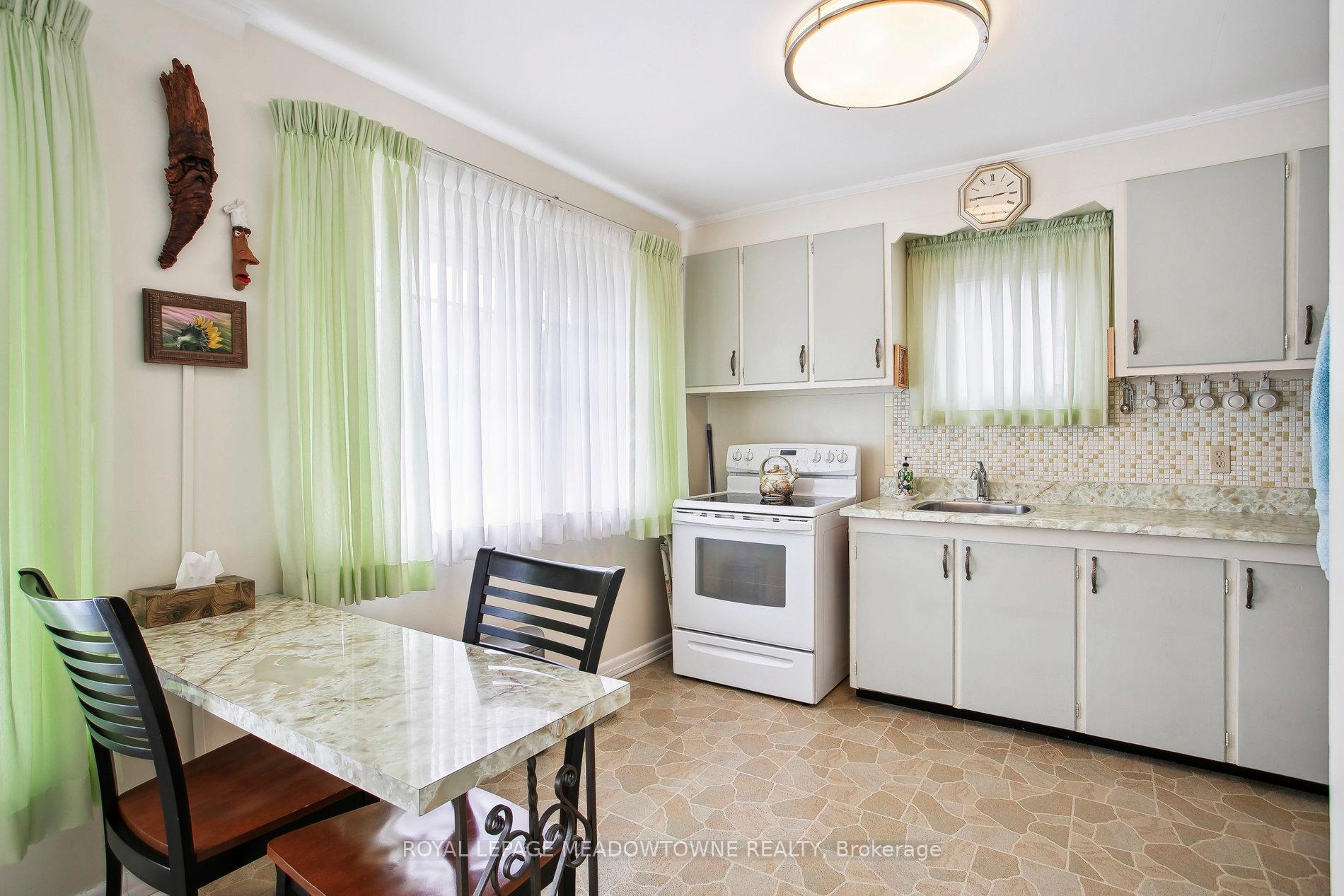 Spacious 4 Bedroom Detached Backsplit in Streetsville Mississauga