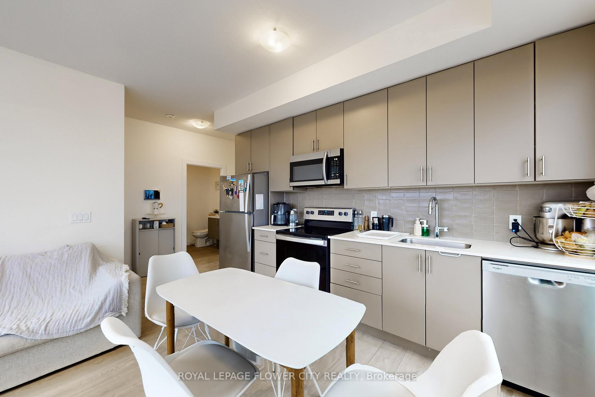 Modern 2 Bed Condo Apartment in Oakville Prime Area