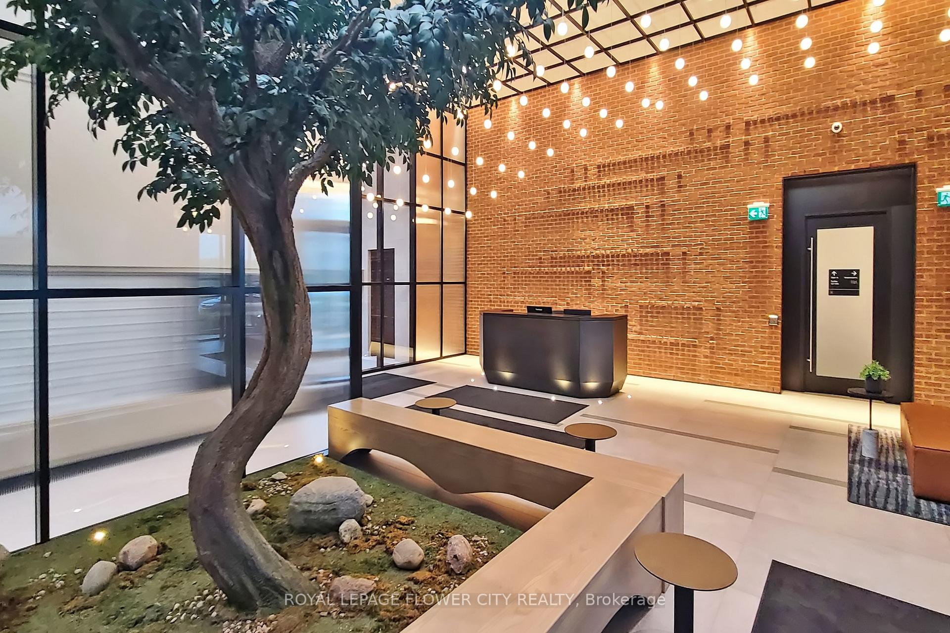 Modern 2 Bed Condo Apartment in Oakville Prime Area