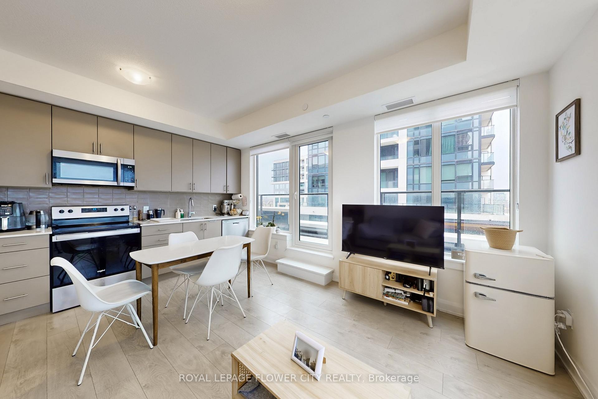 Modern 2 Bed Condo Apartment in Oakville Prime Area