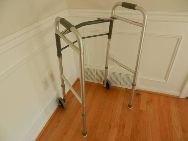 Rolling walker (rollator) with seat and hand brakes