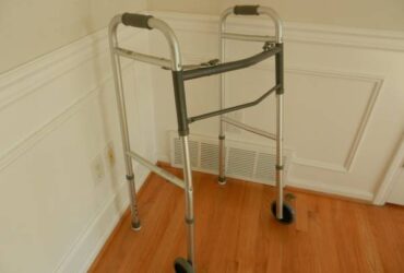 Rolling walker (rollator) with seat and hand brakes